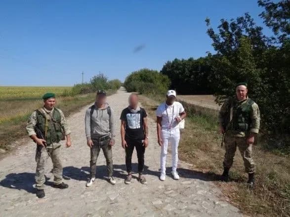 Троє кубинців вплав переправилися в Україну з Росії