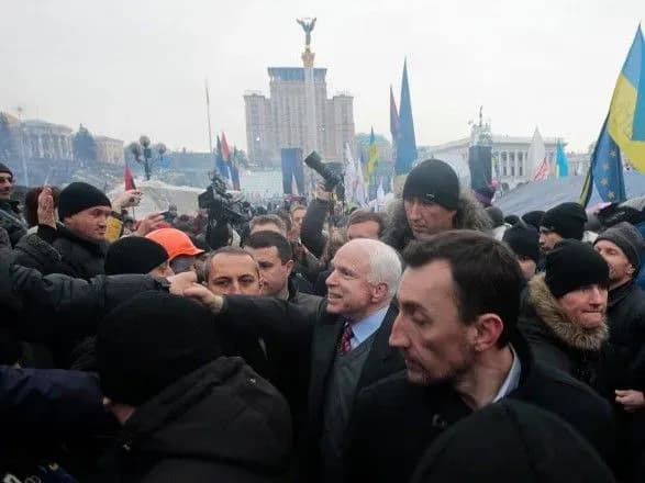 Порошенко висловив співчуття родині Джона Маккейна і всьому американському народу