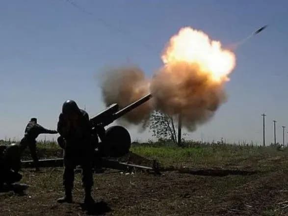 Бойовики обстріляли Троїцьке: біля будинків утворились вирви