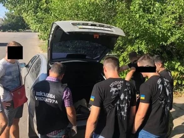 На Херсонщині військовослужбовця спіймали на торгівлі вогнепальною зброєю