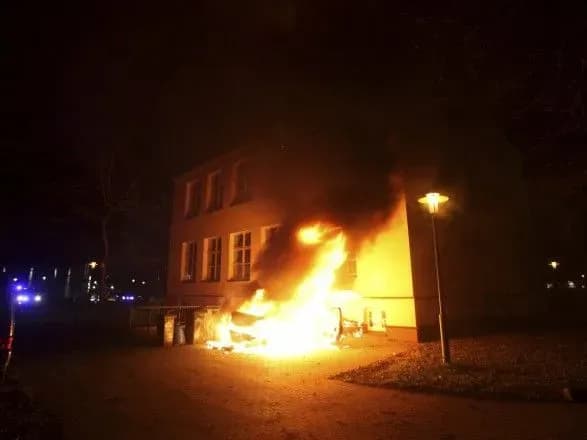 Напад на книжковий магазин у Києві: невідомі побили продавця і підпалили крамницю