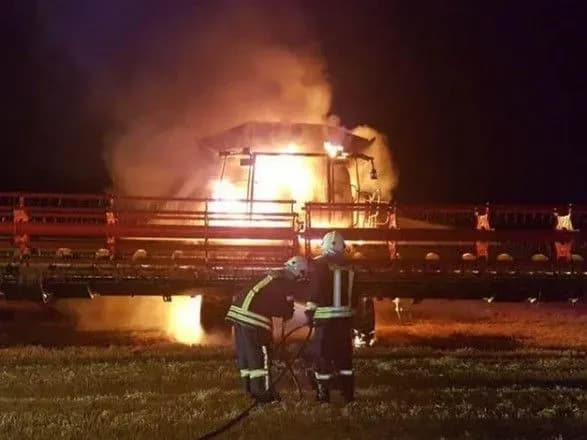 Під Дніпром на фермі загорівся парк комбайнів