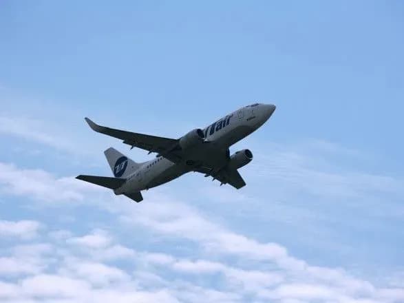 Літак в Сочі викотився за межі злітно-посадкової смуги і загорівся, є постраждалі