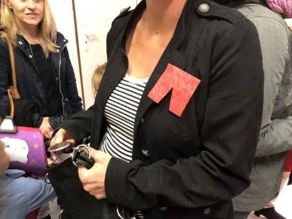 В пражской школе Земана встретили с красными трусами в знак протеста