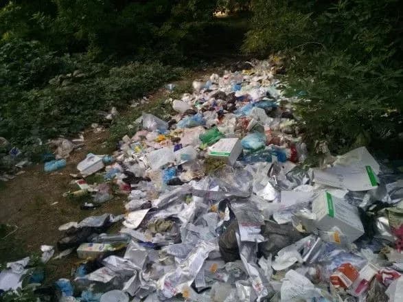 Медичні відходи знову знайдені на смітнику