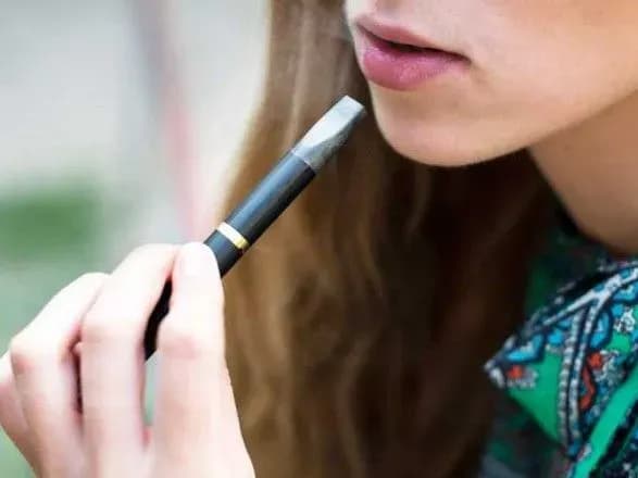 Около 90% взрослых курильщиков в США выкурили первую сигарету до 18 лет - опрос