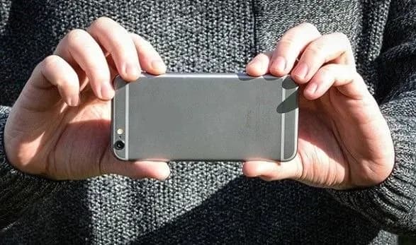 У Києві жінка випала з третього поверху, роблячи селфі