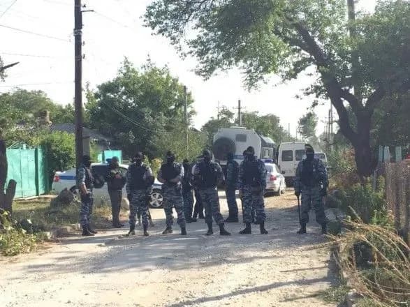 Серия обысков в Крыму: Мустафаева доставили в отделение полиции