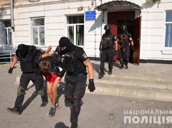 У Лисичанську чоловік увірвався до школи і погрожував її підірвати