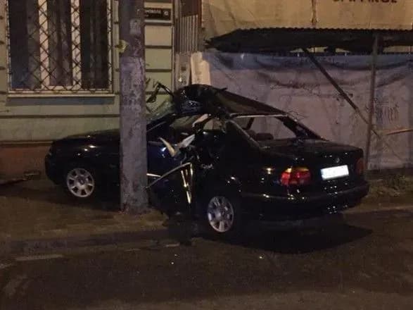 У центрі Львова легковик врізався у стовп