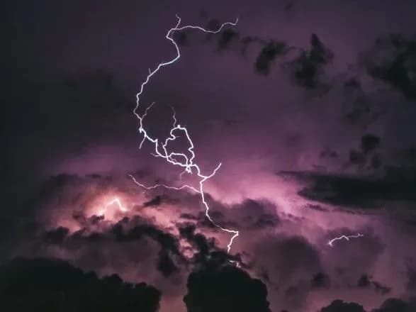 Українців попередили про грози і сильний вітер