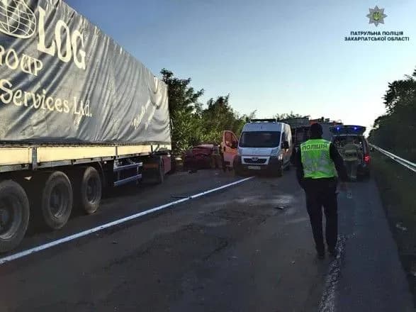 На Закарпатті не розминулися легковик, мікроавтобус і вантажівка