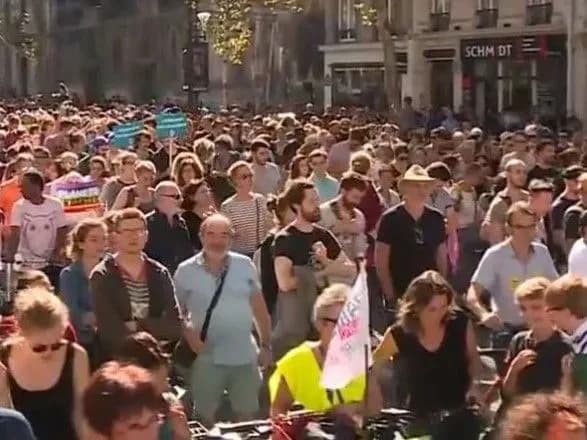 У Франції десятки тисяч людей вийшли на захист навколишнього середовища