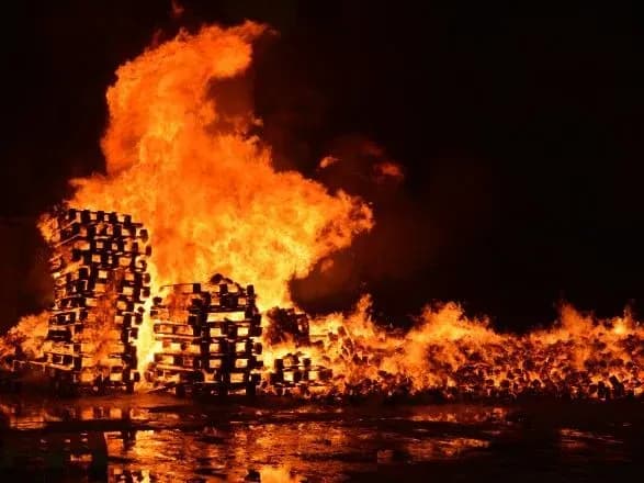 Крупный пожар произошел на деревообрабатывающем предприятии под Днепром