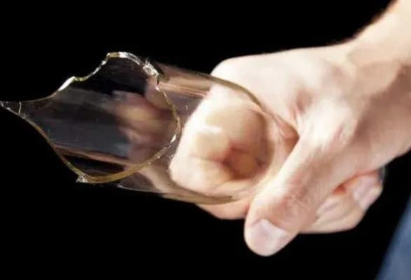 Стрілянина і розбиті пляшки: у центрі Києві влаштували масову бійку