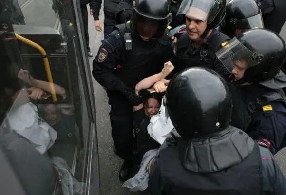На акціях проти підвищення пенсійного віку у РФ затримали понад тисячу людей