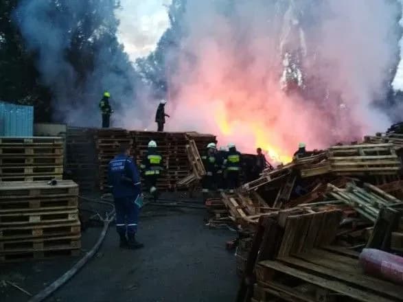 У Дніпрі на автобазі сталась пожежа