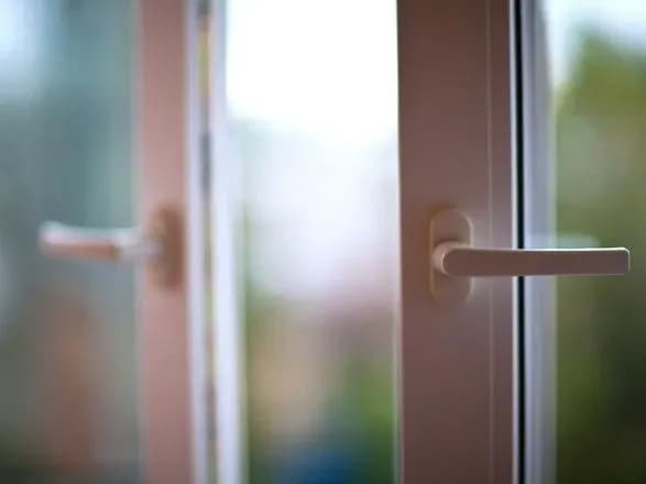 Дворічна дівчинка у Дніпрі вижила, випавши з 10-го поверху