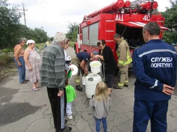 Жителям Авдіївки продовжують привозити воду