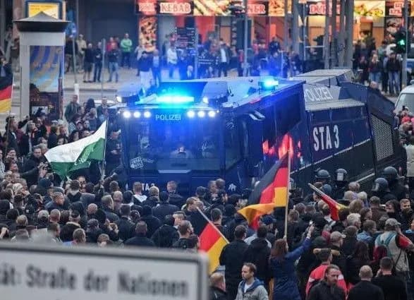 DPA: Зєєхофер не планує звільняти керівника контррозвідки за заяви щодо Хемніца