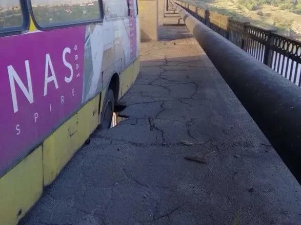 У Запоріжжі маршрутка провалилася у діру на мосту