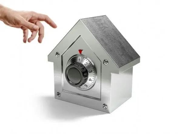 Українці почали забирати гроші з депозитів