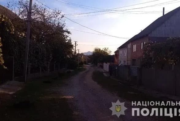 На Закарпатті чоловік із рушниці стріляв у людей