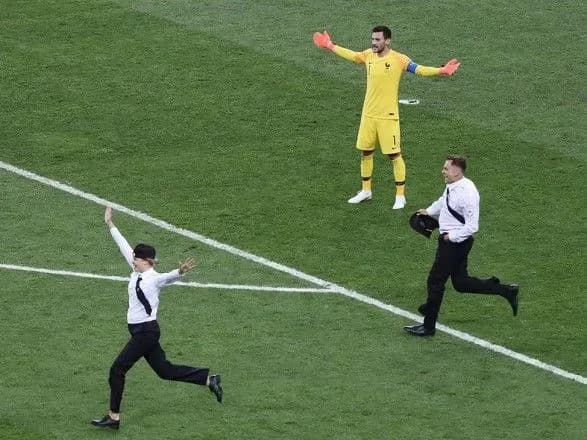 Учасник Pussy Riot, який вибіг на поле під час ЧС-2018, потрапив у реанімацію