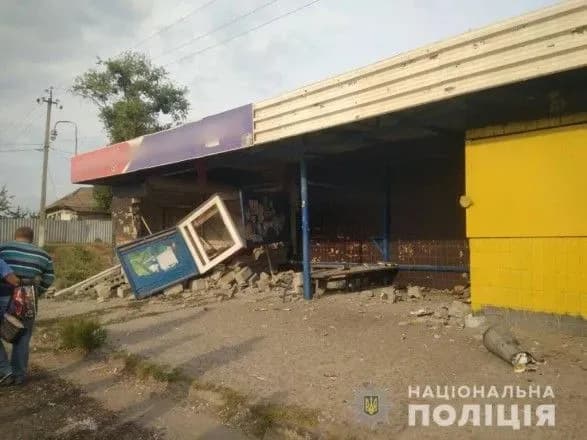 На Харківщині автівка влетіла у зупинку транспорту: є загибла