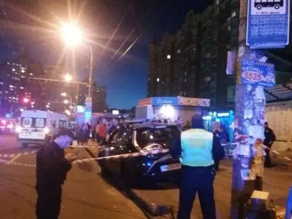 У Києві таксист в’їхав у зупинку