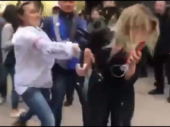 Жінку, яка вдарила журналістку під ГПУ, опитали і відпустили