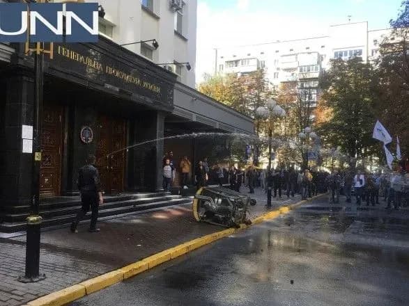 Сутички під ГПУ: до поліції доставили жінку, яка вдарила журналістку