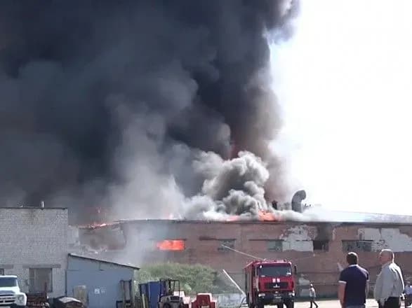 З'явилося відео масштабної пожежі на фабриці у Житомирі