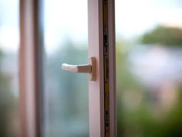 У Дніпрі хлопчик випав із третього поверху школи