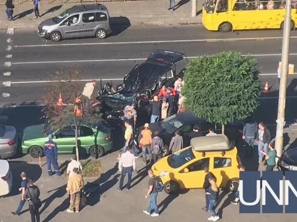 У Києві через ДТП перекинувся позашляховик