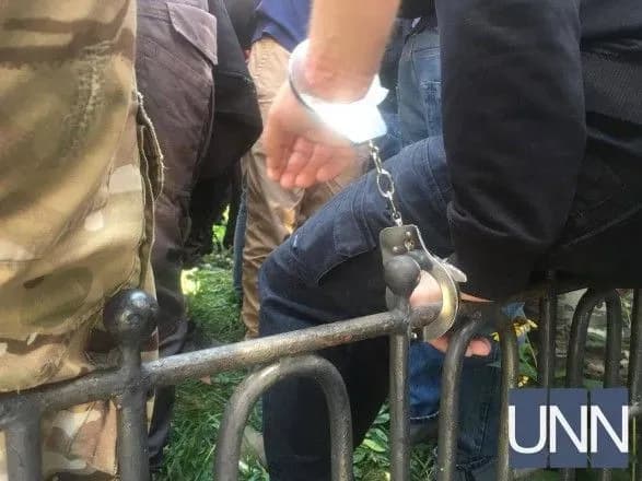 Активісти прикували себе наручниками до паркану біля АП