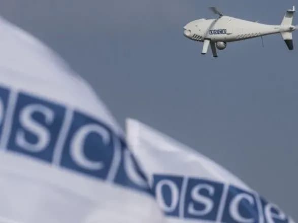 Безпілотник ОБСЄ вперше зафіксував велике скупчення мін посеред дороги на Донбасі