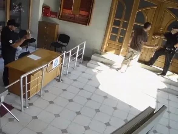 На Закарпатті чоловік завдав тілесні ушкодження працівнику прокуратури