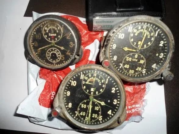 Поляк намагався пронести в Україну радіоактивні годинники