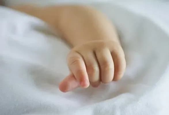 В Николаевской области в коробке нашли младенца с синяками на теле