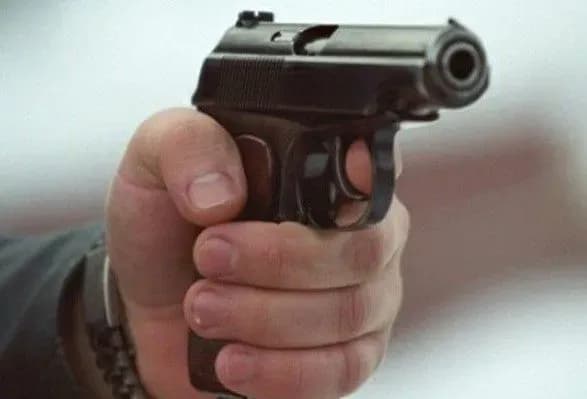 У Києві чоловік з балкону влаштував стрілянину по дитячому майданчику