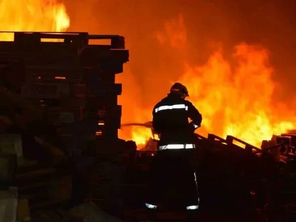 У Дніпрі масштабно горіли дерев'яні піддони та склад