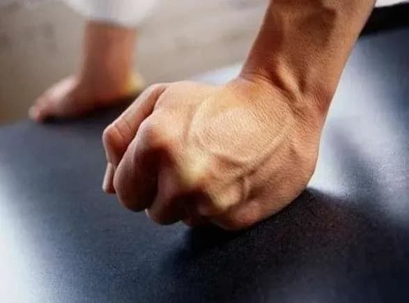 Двоє хлопчиків на Херсонщині потрапили в лікарню після побоїв батька