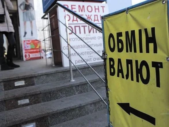 Ціни на готівковий долар та євро за тиждень змінились різноспрямовано