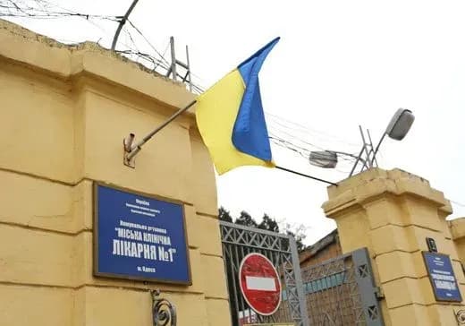 У лікарні, де перебуває підозрюваний у замаху на Михайлика, сталася штовханина