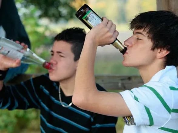 Податковий комітет вивчить ініціативу про захист молоді від доступного алкоголю та цигарок