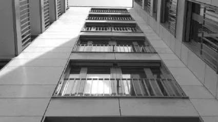 У Києві дівчина стрибнула з даху багатоповерхівки