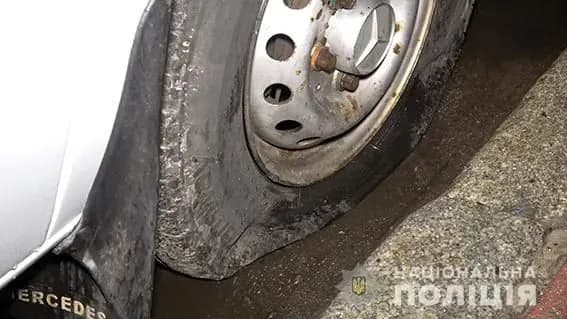 У Сумах десятки чоловіків у балаклавах понівечили колеса маршруток