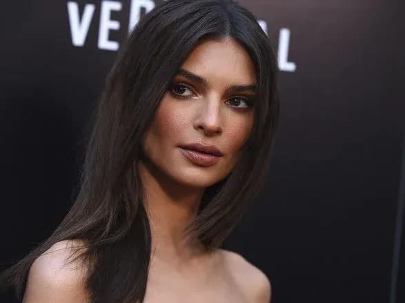 ЗМІ: модель Ратаковскі та інших демонстрантів затримали в офісній будівлі Конгресу США