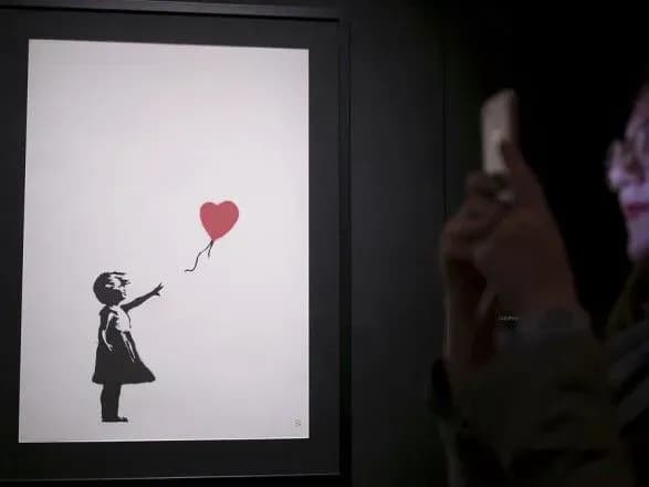 Бенксі опублікував відео підготовки до знищення своєї роботи на аукціоні